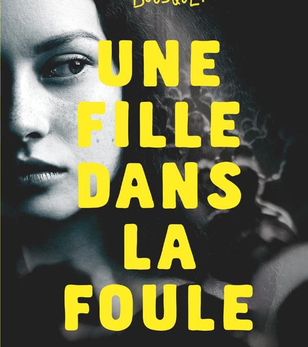Une fille dans la foule