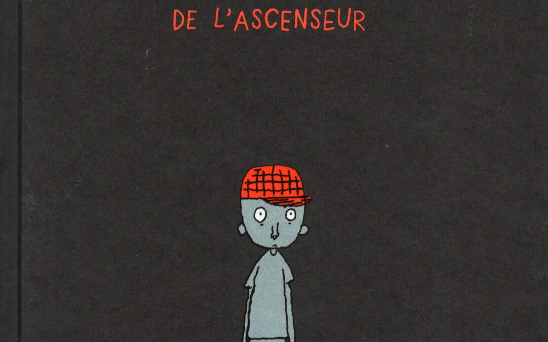 Dans le noir de l’ascenseur